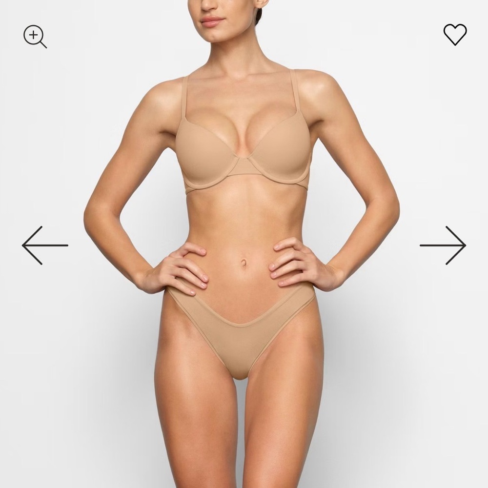 Skims T-SHIRT BRA
Fits everybody